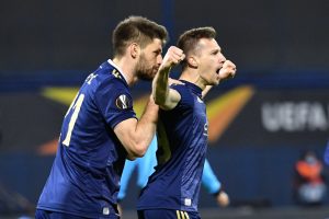 Orsic comemora em campo um dos gols que marcou contra o Tottenham com os braços abertos.