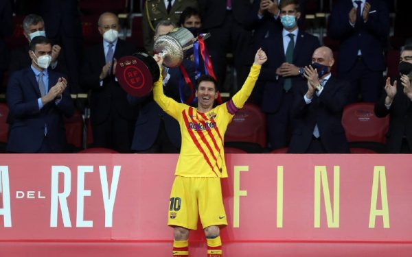 Leo Messi levanta o troféu da Copa do Rei 2021, conquistado com um goleada por 4 a 0 sobre o Athletic.