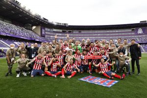 Os jogadores do Atlético e comissão-técnica juntos no gramado para a foto do título / Twitter @Atleti