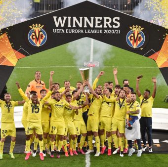 Os jogadores do Villarreal celebram o título da Europa League 2021 / Twitter: @VillarrealCF