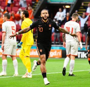 Memphis Depay comemora um gol marcado com a Holanda na Eurocopa 2020 / Twitter: @ONSOranje