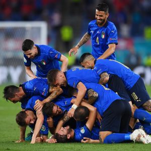 Os craques da Itália celebram um gol na vitória por 3 a 0 sobre a Suíça, pela Euro 2020. / Twitter. @Vivo_azzurro