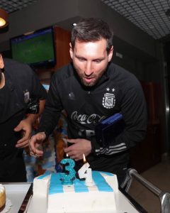 Messi apagando as velinhas do seu 34º aniversário. / Twitter: @Argentina