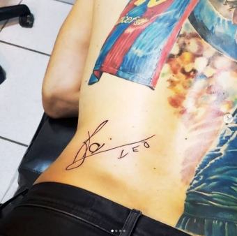 O torcedor imortalizou o autógrafo de Messi nas costas. / Instagram: @Igormagalhaez