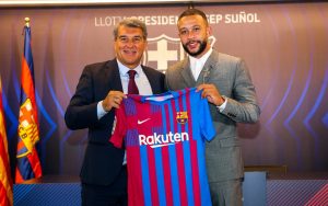 Memphis Depay junto ao presidente do Barça, Joan Laporta, durante a sua apresentação.