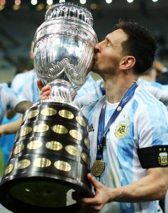 Messi dando um beijo no troféu da Copa América 2021.