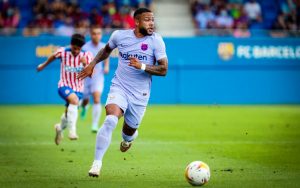 Memphis, com a bola, durante uma das arrancadas no amistoso contra o Girona.