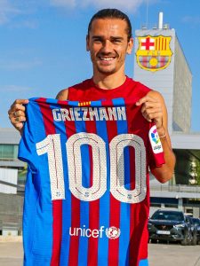 Griezmann com a camisa comemorativa pelos seus 100 jogos oficiais pelo Barça.