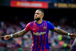 Memphis, com os braços abertos, comemorando o seu primeiro gol no Camp Nou.