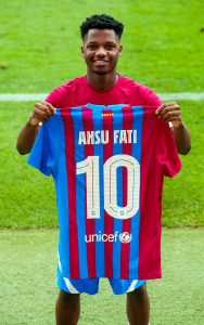 Ansu Fati, erguendo a camisa 10 do Barça no treino para a fotografia.
