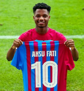 Ansu Fati, erguendo a camisa 10 do Barça no treino para a fotografia.