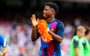 Ansu Fati aplaude a torcida após o jogo contra o Levante.