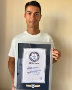 Cristiano Ronaldo com o certificado do Livro dos Recordes.