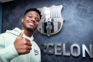 Ansu Fati, após renovar seu contrato com o Barça até junho de 2027. / Twitter: @FCBarcelona_br