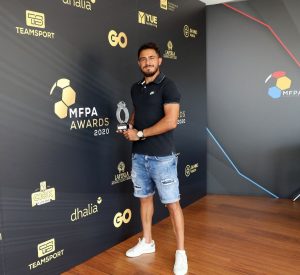 Caio, com um dos diversos prêmios que ganhou na Liga de Malta.