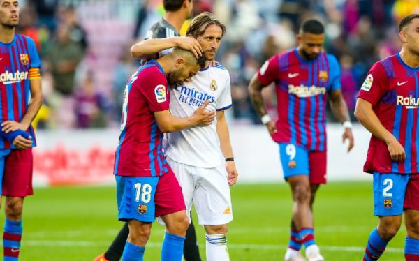 Luka Modric, do Real Madrid, consola Jordi Alba após o apito final do clássico deste domingo, no Camp Nou. / Twitter: @FCBarcelona_br 