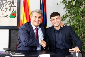 Pedri (à direita) ao lado do presidente do Barça, Joan Laporta, durante o ato de renovação do seu contrato. / Twitter: @FCBarcelona_br