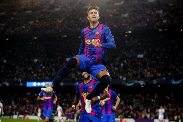 Piqué comemora o gol da vitória sobre o Dínamo de Kiev, pela Champions League, no Camp Nou. / Twitter: @FCBarcelona_br