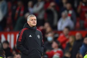 O técnico norueguês do Manchester United, Solskjaer, ficou na corda bamba após a goleada sofrida em casa diante do Liverpool.