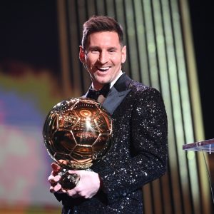 Leo Messi, sorrindo, com a sua sétima Bola de Ouro.