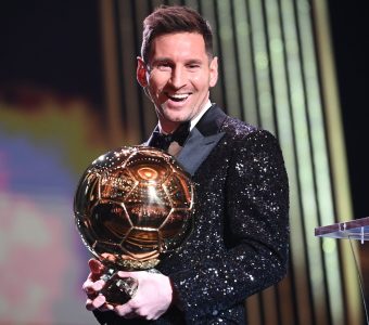 Leo Messi, sorrindo, com a sua sétima Bola de Ouro.