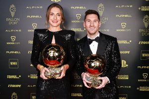 Alexia e Messi sorrindo para a foto com as suas respectivas Bolas de Ouro.