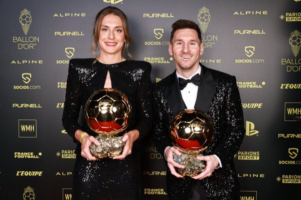 Alexia e Messi sorrindo para a foto com as suas respectivas Bolas de Ouro. 