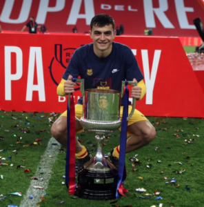 Pedri, com o troféu da Copa do Rei 2020/21 conquistado com o Barça / Twitter: @FCBarcelona_br