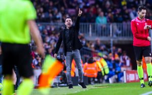 Xavi dando instruções para os seus jogadores durante o derby catalão no Camp Nou. / Twitter: @FCBarcelona_br