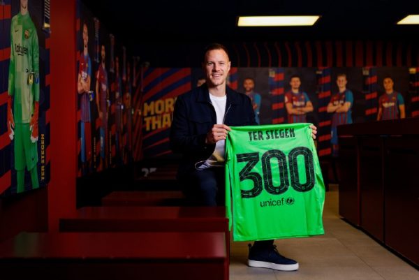 Ter Stegen no vestiário do Barça, com a camisa comemorativa feita especialmente para o ocasião / Twitter: @FCBarcelona_br 