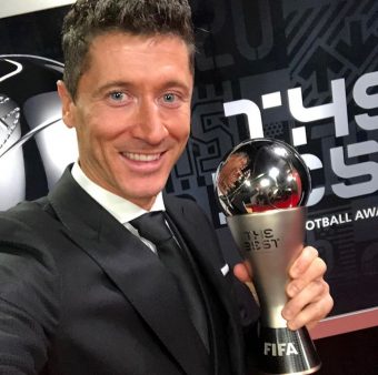 O polonês Robert Lewandowski com o prêmio The Best FIFA 2021 / Twitter: @Lewy_official