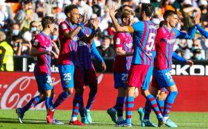 Aubameyang comemora com Busquets um dos gols marcados na vitória sobre o Valencia.