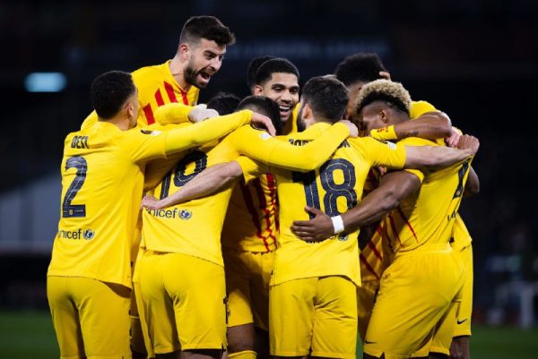 Os craques do Barça celebram juntos um dos gols da vitória por 4 a 2 sobre o Napoli.