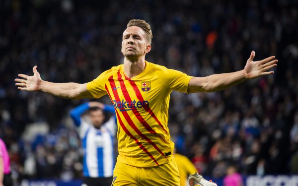 Luuk de Jong comemora o gol do empate em 2 a 2 contra o Espanyol, no dérbi catalão. / Twitter: @FCBarcelona_br