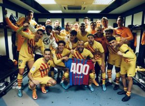 Dani Alves, homenageado pelos companheiros com uma camisa especial, após a goleada do Barça no Bernabéu. / Twitter: @FCBarcelona_br