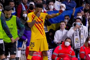 Aubameyang imitou o Goku no Bernabéu, o seu personagem favorito da famosa série Dragon Ball. / Twitter: @FCBarcelona_br