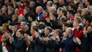 A torcida do Liverpool prestou uma linda homenagem para Cristiano Ronaldo / Twitter: @LFC