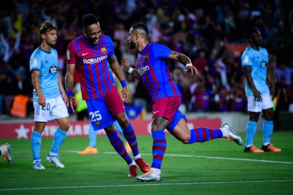 Memphis e Auba celebram juntos um dos gols marcados na vitória por 3 a 1 sobre o Celta de Vigo, no Camp Nou, pela Liga Espanhola. / Twitter: @FCBarcelona_br