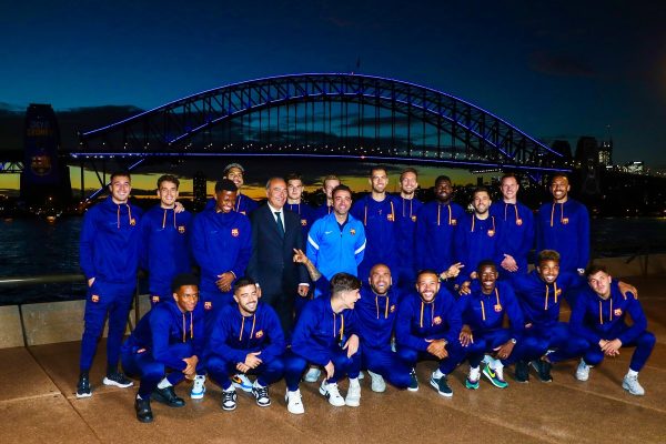 Os craques do Barça imortalizaram a visita com uma foto da equipe com a Sydney Harbour Bridge ao fundo. / Twitter: @FCBarcelona_br