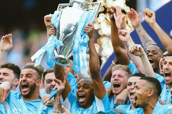 Os craques do Manchester City levant o troféu de bicampeão inglês. / Twitter: @DeBruyneKev