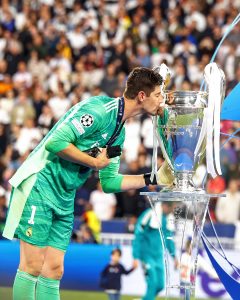O goleiro do Real Madrid, Thibaut Courtois, beija o troféu da Liga dos Campeões conquistado no último sábado. / Twitter: @RealMadrid