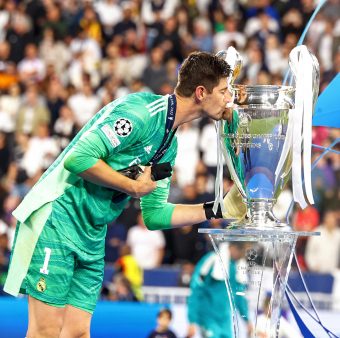 O goleiro do Real Madrid, Thibaut Courtois, beija o troféu da Liga dos Campeões conquistado no último sábado. / Twitter: @RealMadrid