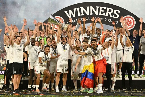 Os jogadores do Eintracht Frankfurt fazem a festa em Sevilha com o troféu da Europa League. 