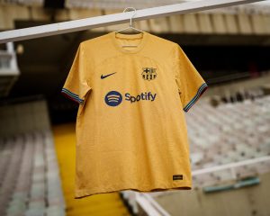 A nova camisa reserva do Barça terá a cor dourada como grande protagonista. / Twitter: @FCBarcelona_br