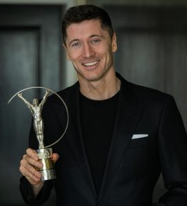 Lewandowski com o prêmio Laureus Feito Excepcional 2022, que ganhou após superar o recorde de gols em uma temporada da Bundesliga (41 gols)