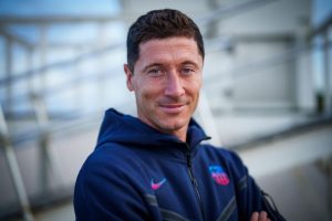Lewandowski, novo jogador do Barça, na sua chegada a Miami. / Twitter: @FCbarcelona_br