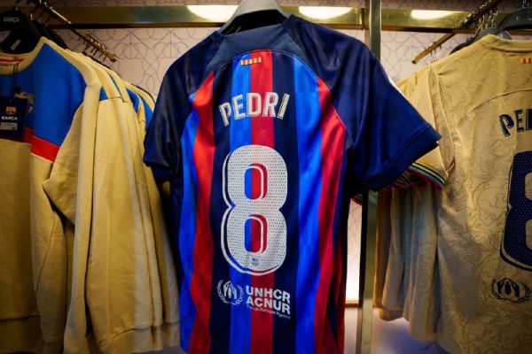 A camisa 8 de Pedri, já à venda nas lojas da Nike. / Twitter: @FCBarcelona_br