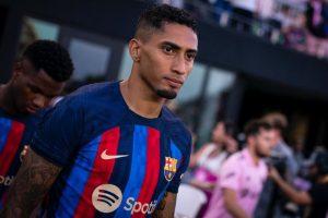 Raphinha, na entrada em campo, para o duelo contra o Inter Miami CF. / Twitter: @FCBarcelona_br