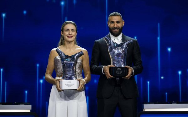 Alexia e Benzema, com os respectivos prêmios de melhor jogadora e jogador da UEFA na temporada 2021/22. / Twitter: @FCBarcelona_br