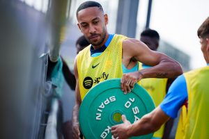 Aubameyang, durante um treino na CE Joan Gamper, em Barcelona / Twitter: @FCBarcelona_br